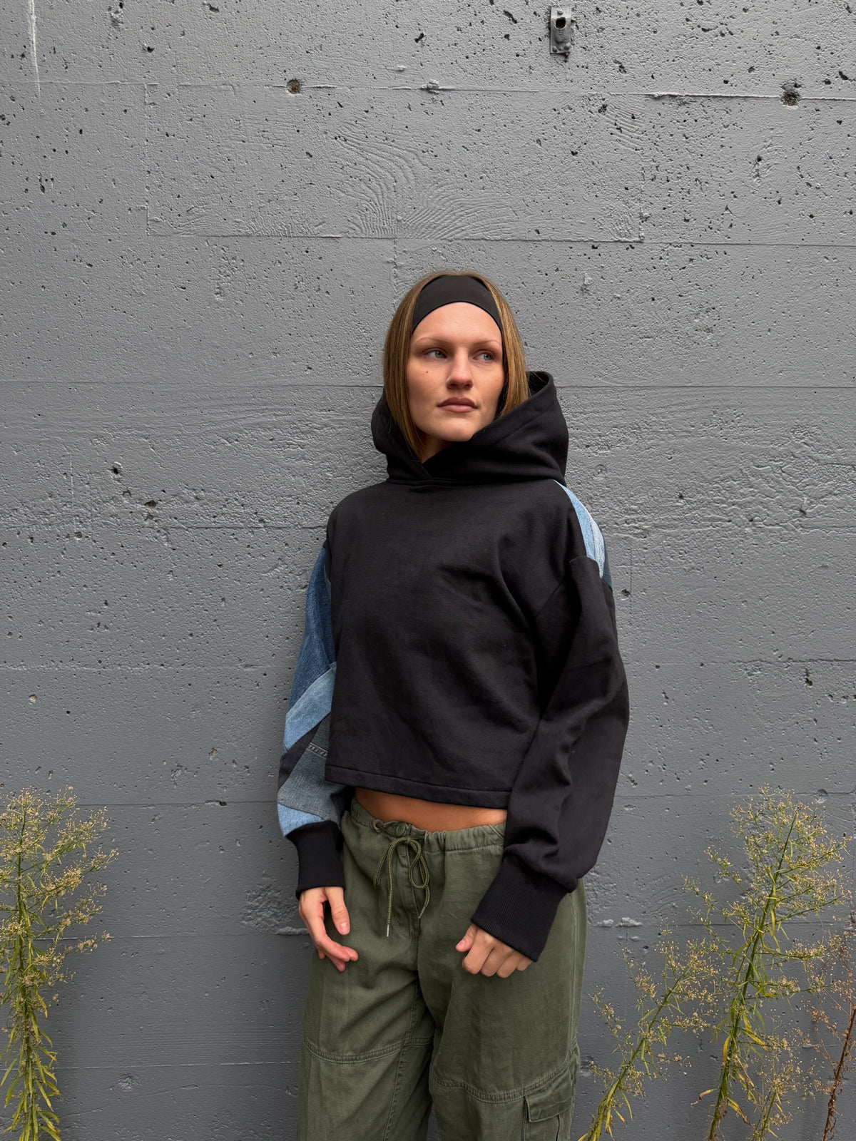 Black Cropped Hoodie with Blue/Grey Denim Patchwork Sleeve – M