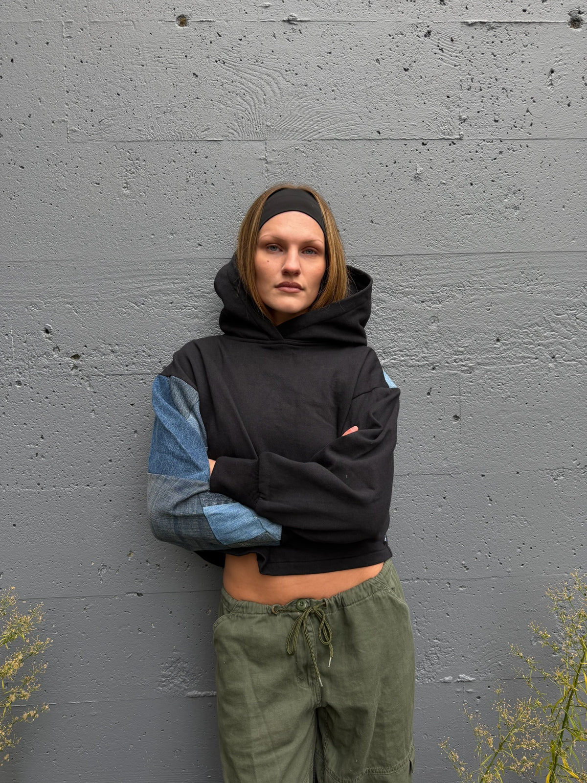 Black Cropped Hoodie with Blue/Grey Denim Patchwork Sleeve – M