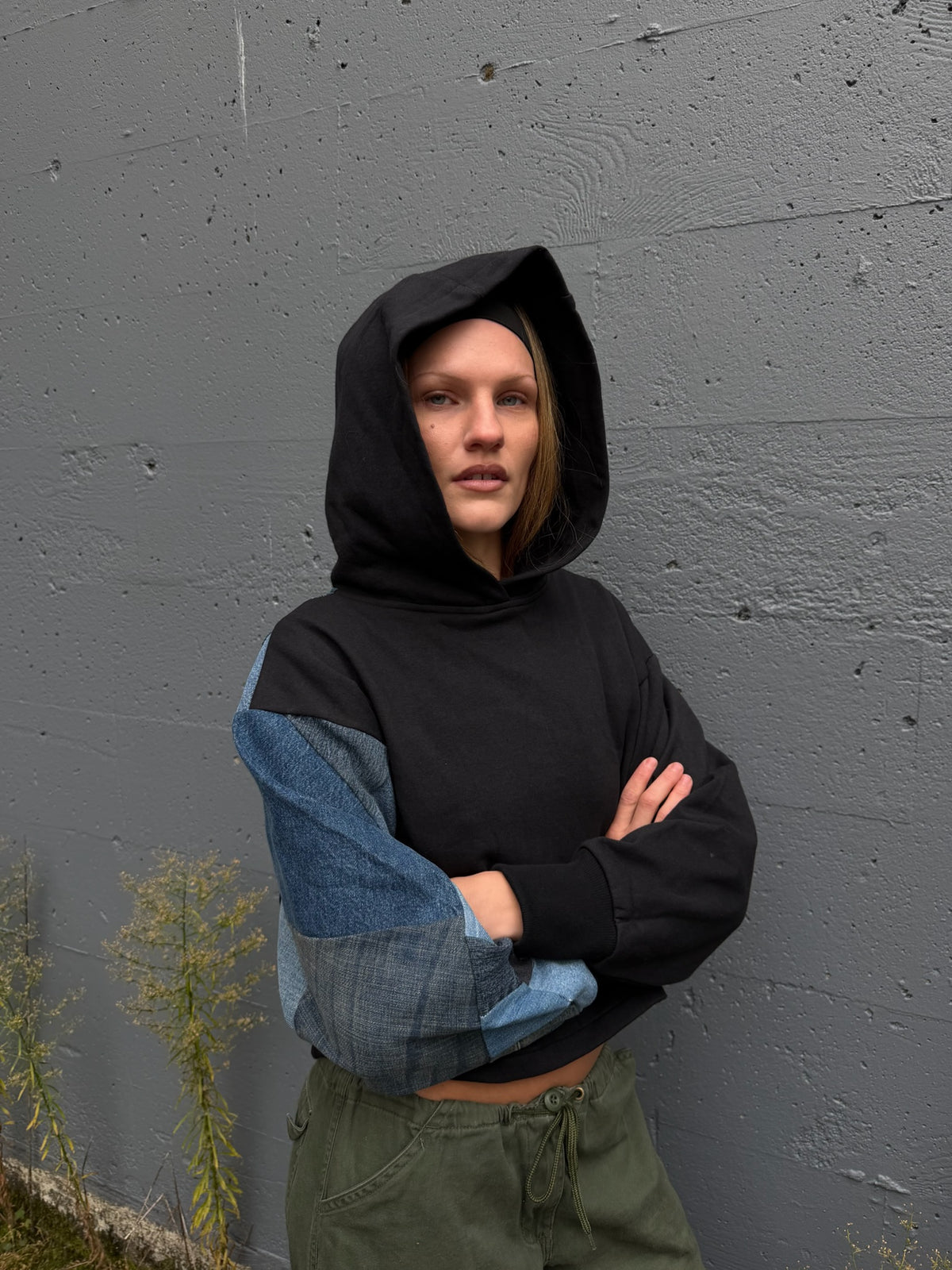 Black Cropped Hoodie with Blue/Grey Denim Patchwork Sleeve – M